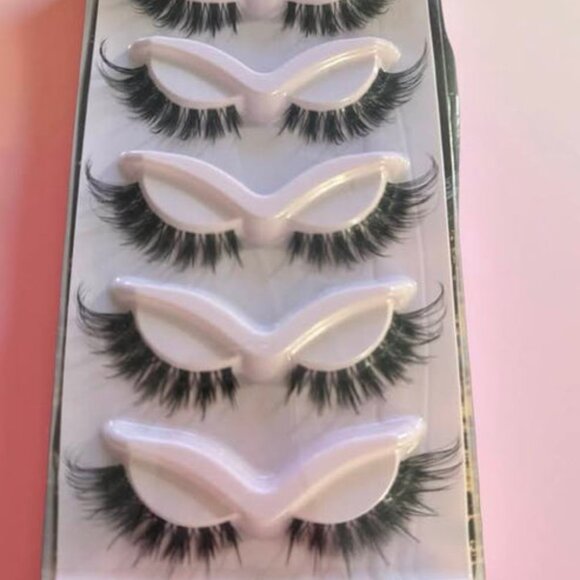 WISPY CAT EYE EYELASHES - Picture 1 of 1
